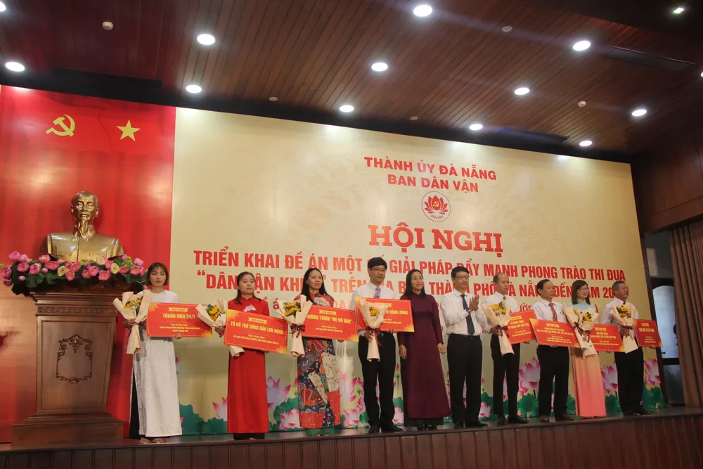 Ban Dân vận Thành ủy Đà Nẵng đã chọn ra 16 mô hình “Dân vận khéo” tiêu biểu trên địa bàn thành phố để trao bảng biểu trưng, nhằm ghi nhận hiệu quả, ý nghĩa thiết thực và sức lan tỏa của các mô hình.Ảnh: NGÔ QUANG Ban Dân vận Thành ủy Đà Nẵng đã chọn ra 16 mô hình “Dân vận khéo” tiêu biểu trên địa bàn thành phố để trao bảng biểu trưng, nhằm ghi nhận hiệu quả, ý nghĩa thiết thực và sức lan tỏa của các mô hình.Ảnh: NGÔ QUANG