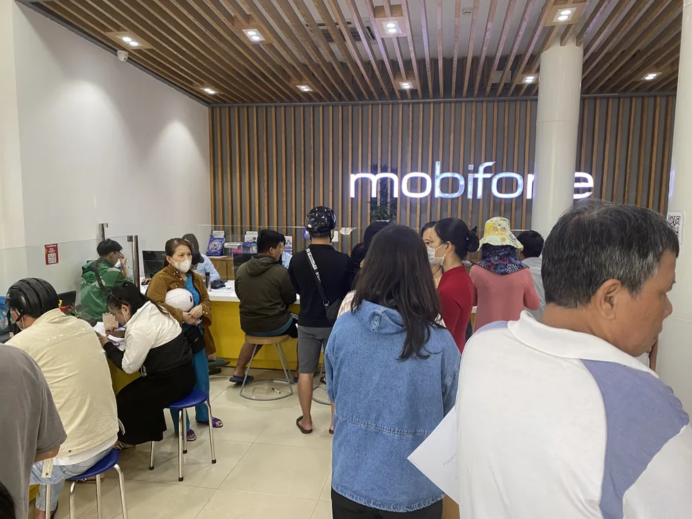Người dân xếp hàng tại một cửa hàng MobiFone quận Hải Châu, TP Đà Nẵng. Ảnh: NGÔ QUANG
