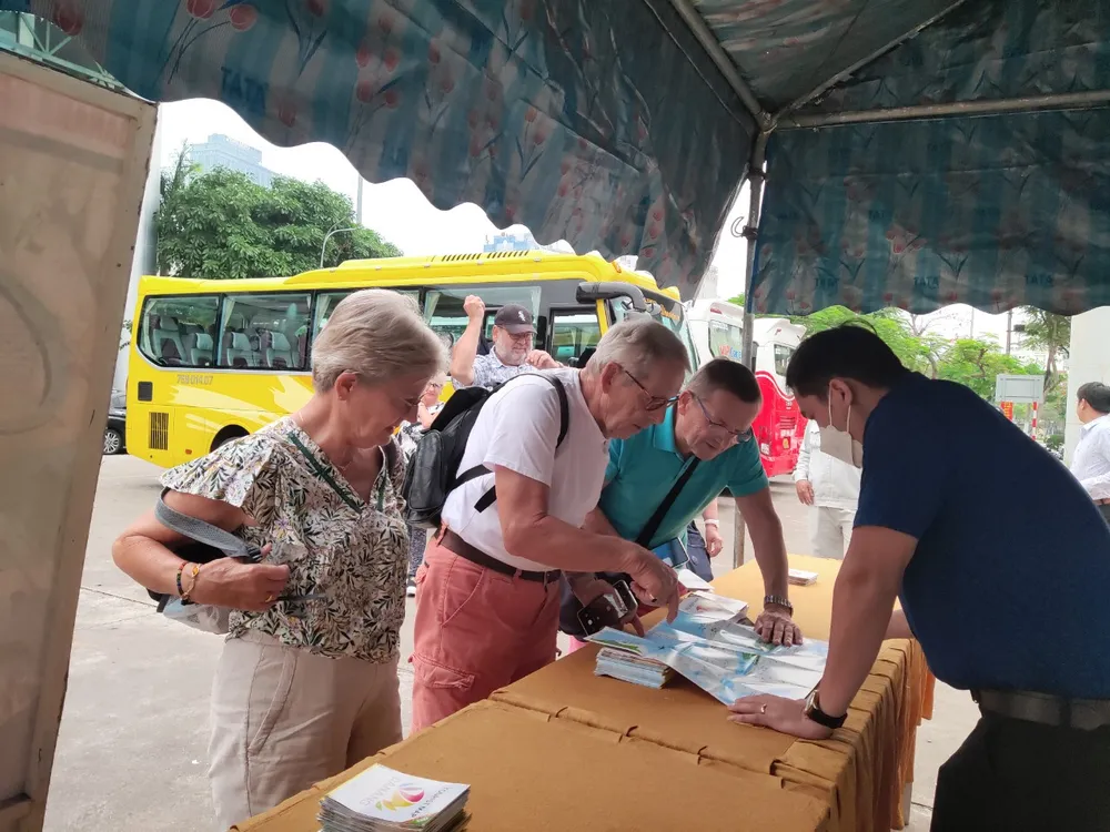 Nhân viên Trung tâm hỗ trợ du khách Đà Nẵng đang hỗ trợ du khách các thông tin cần thiết về du lịch Đà Nẵng. Ảnh: NQ