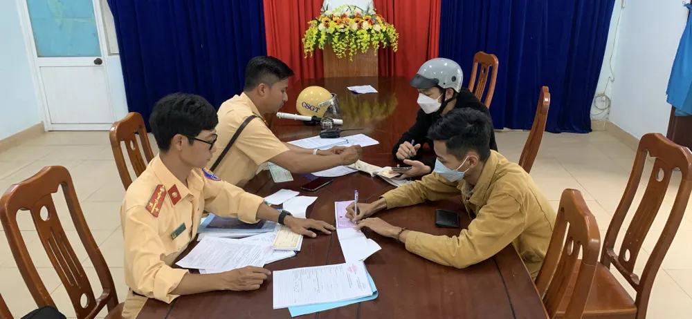 Trạm Cảnh sát giao thông cửa ô Hòa Hiệp kiểm tra 15 trường hợp.Ảnh: CA