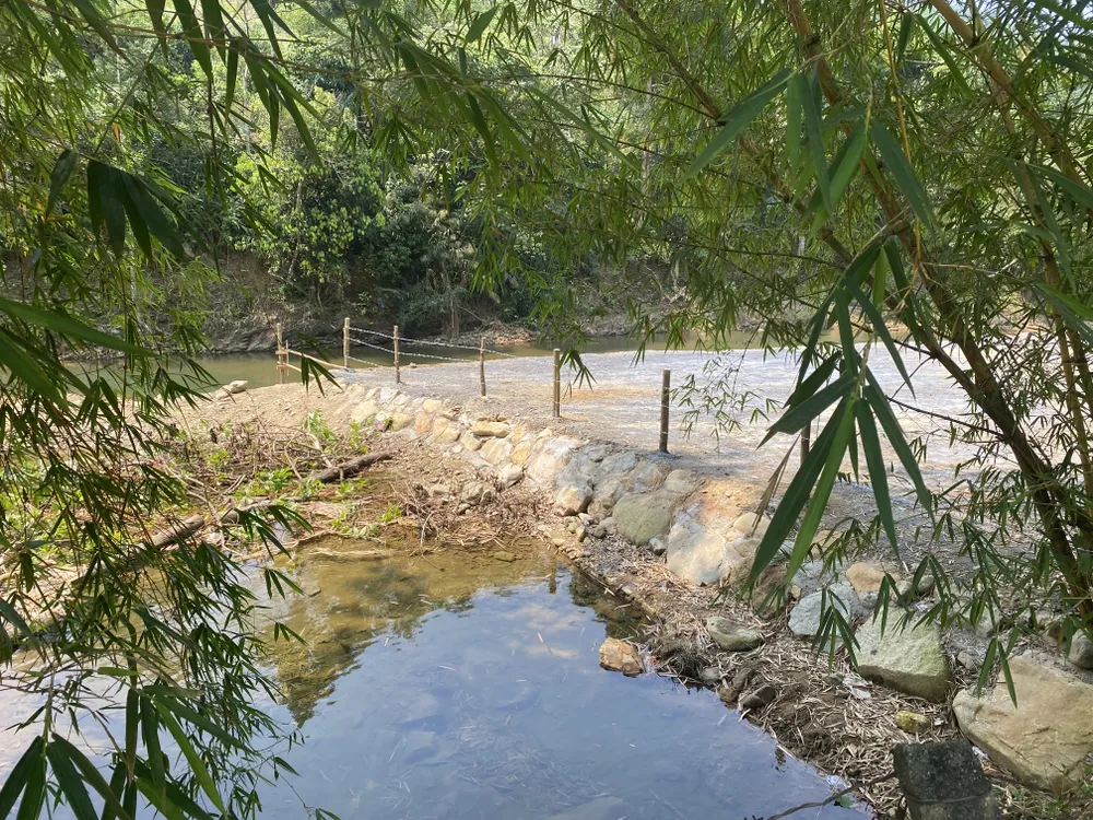 Một khu vực phía trong Róc Rách Glamping cũng đổ đất đá, bê tông san nền.Ảnh: NGÔ QUANG