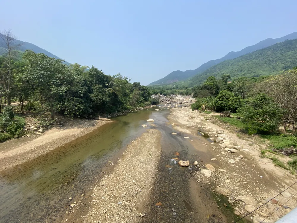 Sông Luông Đông đoạn sau khi chảy qua nhiều khu du lịch.Ảnh: NGÔ QUANG