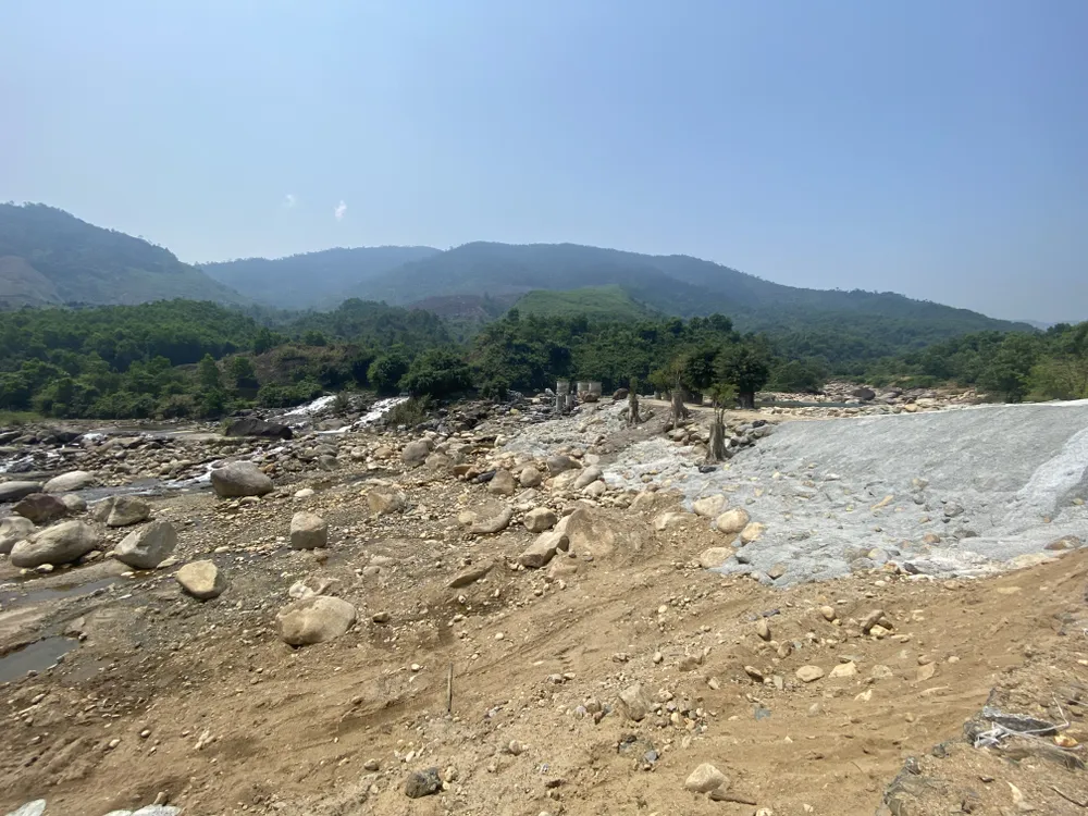 Đối diện Khu công viên suối khoáng nóng Đà Nẵng một phần sông cũng bị tình trạng bê tông hoá.Ảnh: NGÔ QUANG