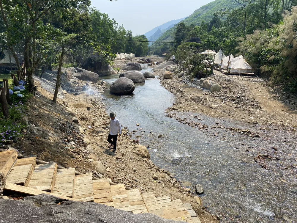 Chỉ mới thượng nguồn sông các cơ sở du lịch đã bê tông hoá nhiều.Ảnh: NGÔ QUANG
