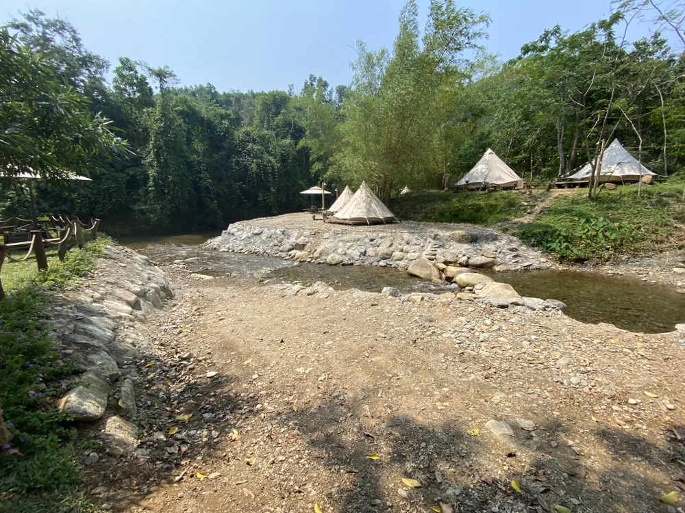 Nhiều khu vực được đổ đất đá, bê tông san nền.Ảnh: NGÔ QUANG