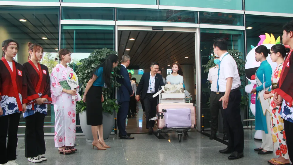 Việc mở thêm các đường bay mới trực tiếp từ các thị trường mới này giúp cho ngành du lịch Đà Nẵng đa dạng hóa thị trường và thu hút được lượng khách du lịch đến với thành phố trong thời gian đến.Ảnh: NGÔ QUANG Việc mở thêm các đường bay mới trực tiếp từ các thị trường mới này giúp cho ngành du lịch Đà Nẵng đa dạng hóa thị trường và thu hút được lượng khách du lịch đến với thành phố trong thời gian đến.Ảnh: NGÔ QUANG