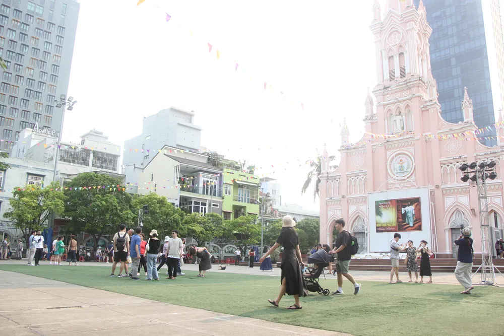 Nhà thờ Con Gà thu hút du khách quốc tế.Ảnh: NGÔ QUANG Nhà thờ Con Gà thu hút du khách quốc tế.Ảnh: NGÔ QUANG