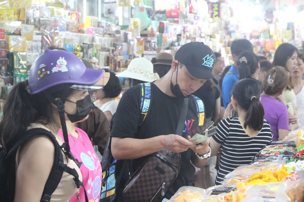 Du khách Hàn Quốc mua sắm tại chợ Hàn.Ảnh: NGÔ QUANG Du khách Hàn Quốc mua sắm tại chợ Hàn.Ảnh: NGÔ QUANG