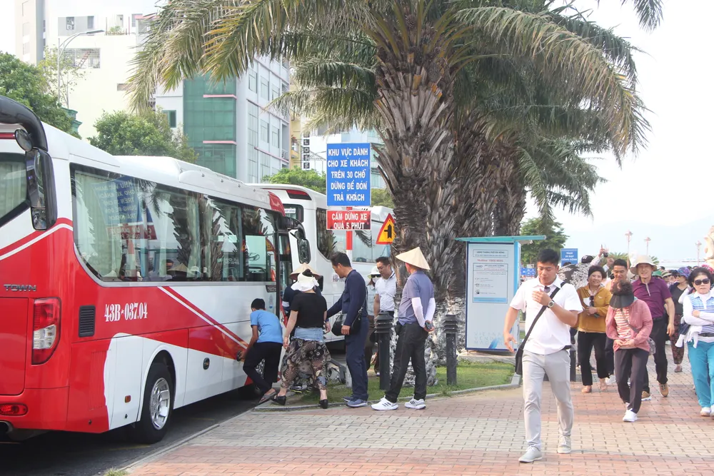 Khách quốc tế ước đạt 391,6 nghìn lượt, tăng gấp 62 lần so với cùng kỳ năm 2022.Ảnh: NGÔ QUANG Khách quốc tế ước đạt 391,6 nghìn lượt, tăng gấp 62 lần so với cùng kỳ năm 2022.Ảnh: NGÔ QUANG