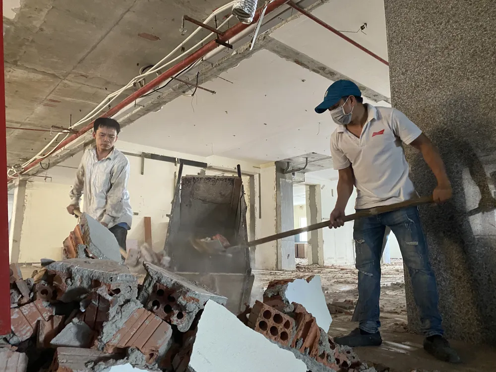 Sau nhiều năm công trình vi phạm tại chung cư Mường Thanh ở quận Ngũ Hành Sơn đã tháo dỡ được khoảng 50%.Ảnh: NGÔ QUANG Sau nhiều năm công trình vi phạm tại chung cư Mường Thanh ở quận Ngũ Hành Sơn đã tháo dỡ được khoảng 50%.Ảnh: NGÔ QUANG