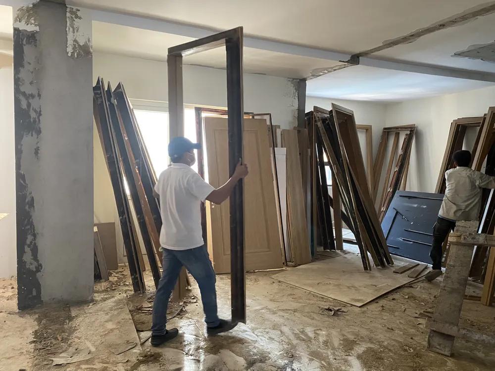 Các công nhân đang vận chuyển các vật liệu gỗ ra bãi tập kết.Ảnh: NGÔ QUANG Các công nhân đang vận chuyển các vật liệu gỗ ra bãi tập kết.Ảnh: NGÔ QUANG