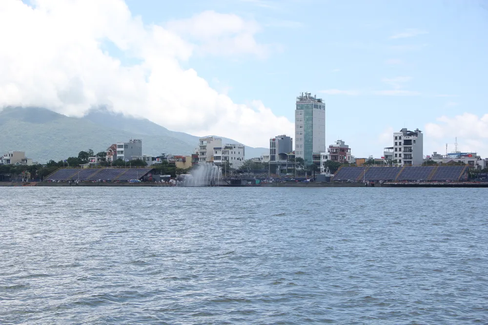 Khán đài năm nay có quy mô hơn 5.000 chỗ ngồi, với 3 phân khu với 8 khu vực, tổng diện tích khoảng 9.500m2.Ảnh: NGÔ QUANG