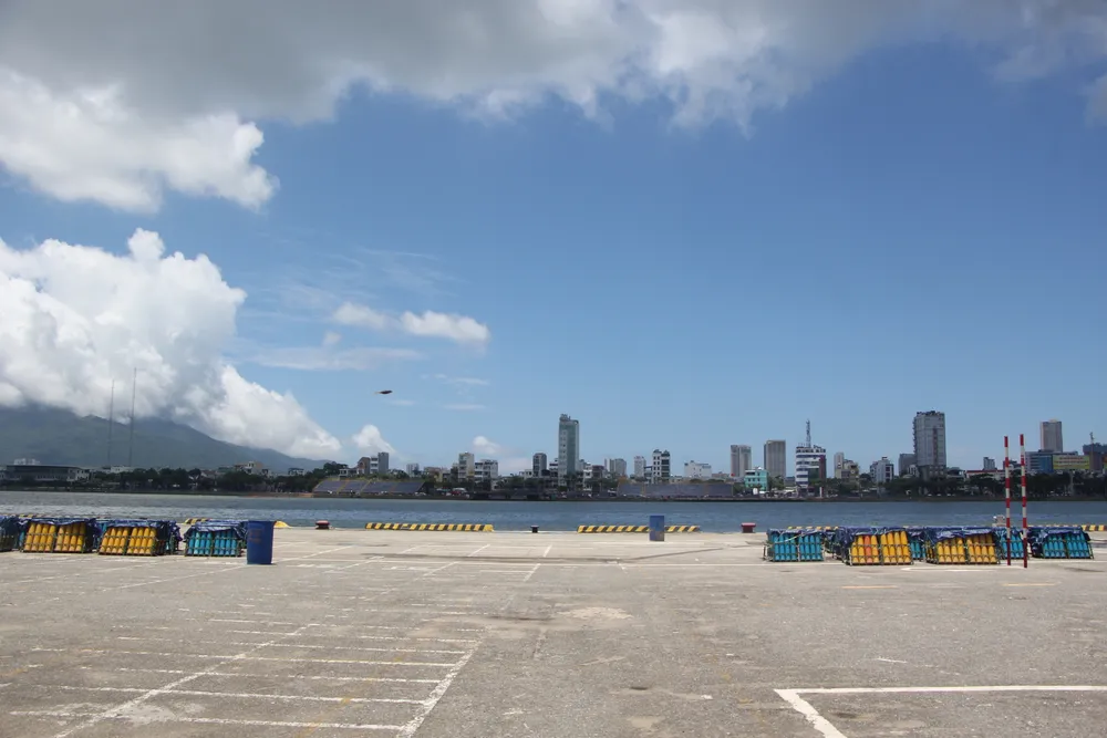 Sân khấu ở bờ đông sông Hàn - phía đường Trần Hưng Đạo đã hoàn thành hơn 98%.Ảnh: NGÔ QUANG