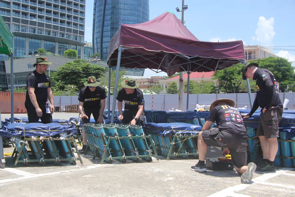 Các thành viên trong đội Phần Lan đang kiểm tra lại lần cuối.Ảnh: NGÔ QUANG