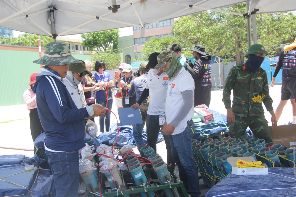 Đội Việt Nam sử dụng khoảng 4.500 pháo các loại. Ảnh: NGÔ QUANG