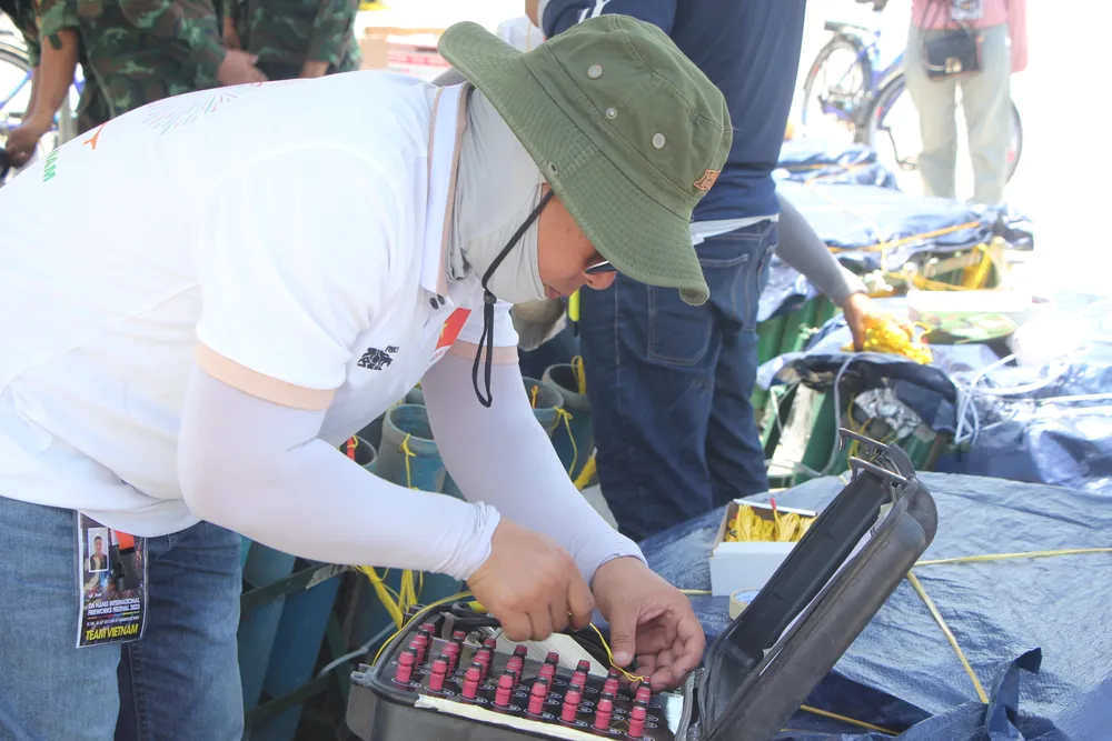 Gắn kíp vào các bản điện. ẢNH: NGÔ QUANG