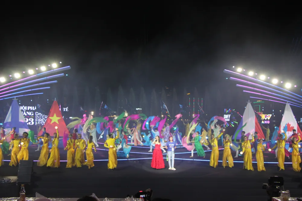 Các nghệ sĩ nổi tiếng của Việt Nam, cùng với nghệ sĩ đến từ 25 nước thuộc đoàn nghệ sĩ của Khu du lịch Sun World Ba Na Hills.Ảnh: NGÔ QUANG