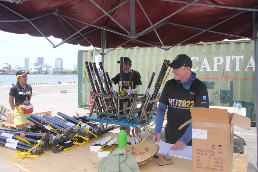 Canada là xứ lạnh nên các thành viên trong đội rất vất vả để quen với thời tiết nắng nóng khi lắp đặt pháo ngoài trời.Ảnh: NGÔ QUANG