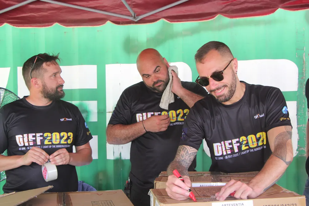 Thời tiết nắng nóng nhưng các thành viên trong đội rất nỗ lực để hoàn thành sớm công tác lắp đặt pháo.Ảnh: NGÔ QUANG