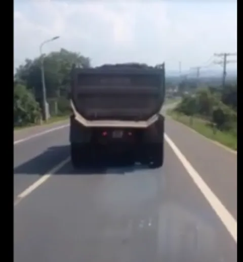 Xe tải được camera ghi lại. Ảnh: Facebook