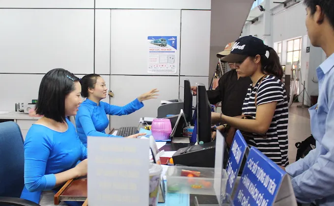 Hành khách mua vé tại ga