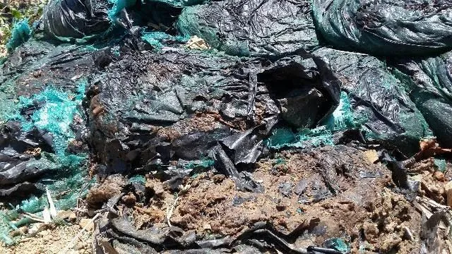 Rác thải được bọc trong những bao tải lớn còn chảy nước.