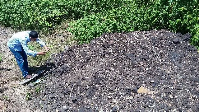 Đống đất đen sẽ được kiểm tra. Ảnh: VIẾT LONG