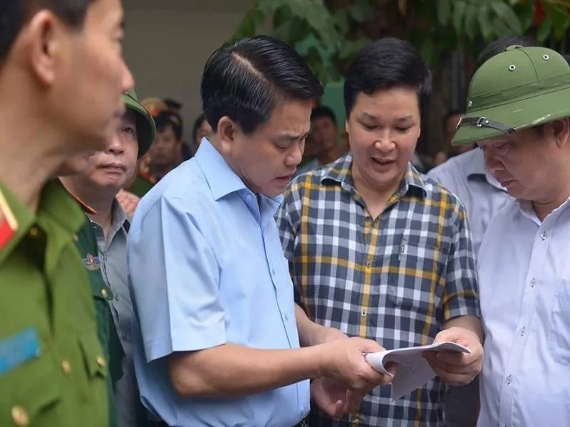 Ông Mai Đức Chung (giữa) đang bàn phương án giải cứu