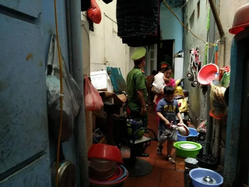 Sập nhà 4 tầng ở Hà Nội: 2 người tử vong ảnh 5 Người dân trong ngõ 45, phố Cửa Bắc cũng được yêu cầu di dời khẩn cấp