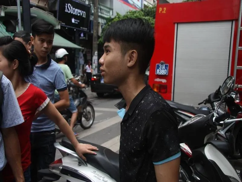 Sập nhà 4 tầng ở Hà Nội: 2 người tử vong ảnh 7 Anh Nguyễn Văn Chiến bàng hoàng kể lại sự việc.