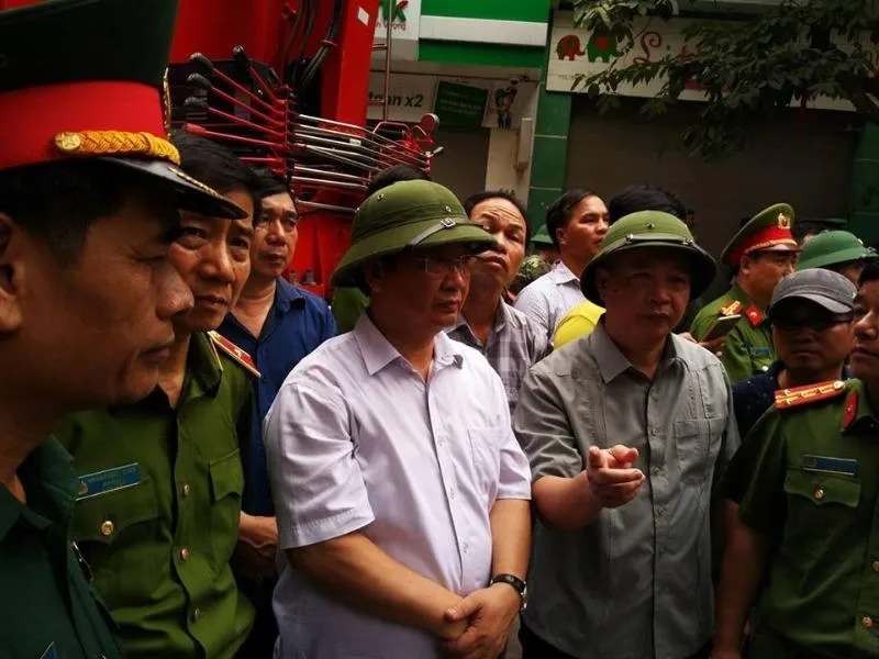 Phó chủ tịch UBND TP Hà Nội Nguyễn Thế Hùng hội ý nhanh cùng lực lượng tìm kiếm cứu nạn tại hiện trường. 