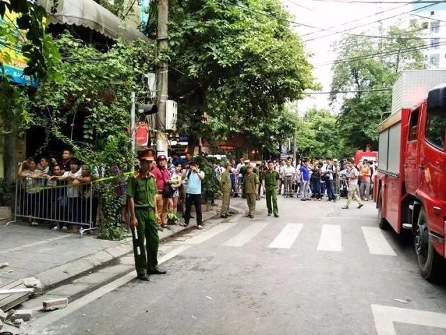 Sau khi xảy ra sự cố các con đường dẫn tới Cửa Bắc được phong tỏa.