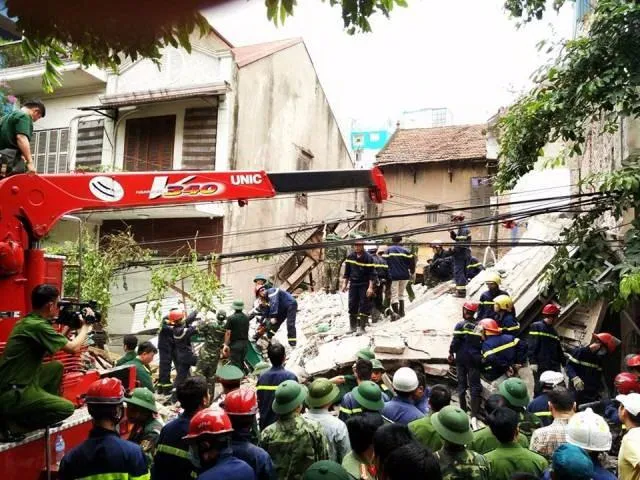 Lực lượng chức năng đang nỗ lực giải cứu hai người còn lại đang kẹt trong đống đổ nát. 