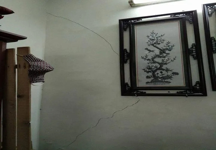 Sập nhà 4 tầng ở Hà Nội: 2 người tử vong ảnh 6 Vết nứt ngày càng kéo dài trên tường nhà bên cạnh căn nhà bị sập.