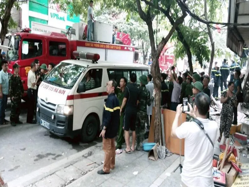 Sau khi được đưa ra ngoài, nạn nhân lập tức được xe cứu thương đưa tới bệnh viện