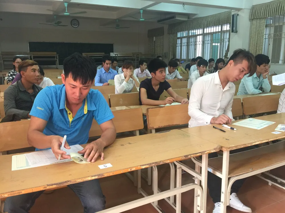 Thí sinh nghe phổ biến quy chế thi tại Trường đại học Lao động và xã hội. Ảnh: VIẾT LONG