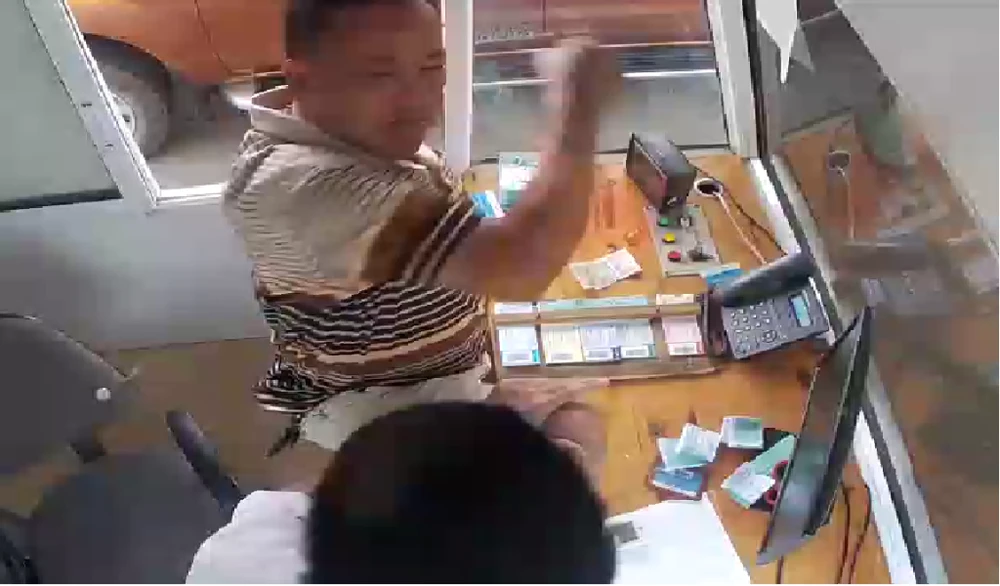cán bộ hành hung nhân viên trạm thu phí