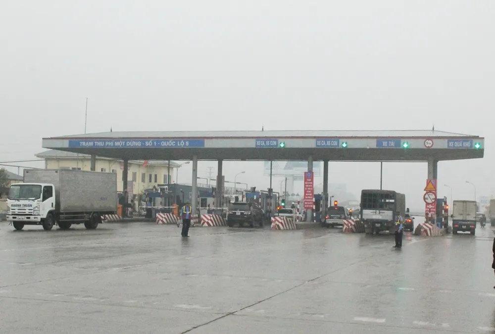 Cử tri kiến nghị xem xét lại mức phí tại các trạm thu phí BOT. Trong ảnh, trạm thu phí quốc lộ 5. Ảnh: VIẾT LONG