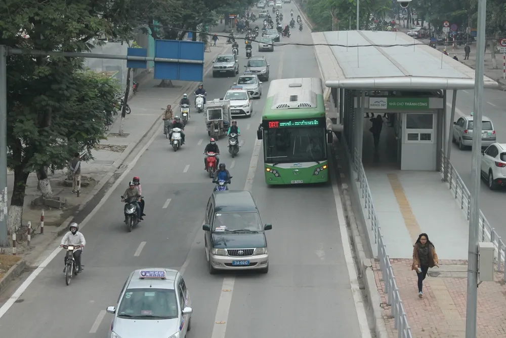 Tránh lấn làn, tuyến buýt nhanh được đặt giải phân cách ảnh 1
