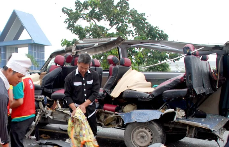 2 xe khách tông nhau, 16 người chết và trọng thương - ảnh 1
