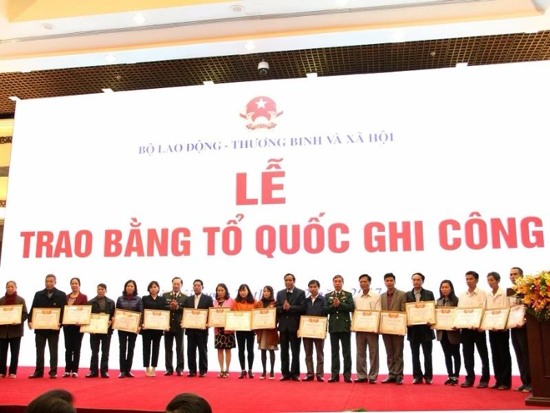 74 tuổi đi nhận bằng liệt sĩ cho ông nội ảnh 1