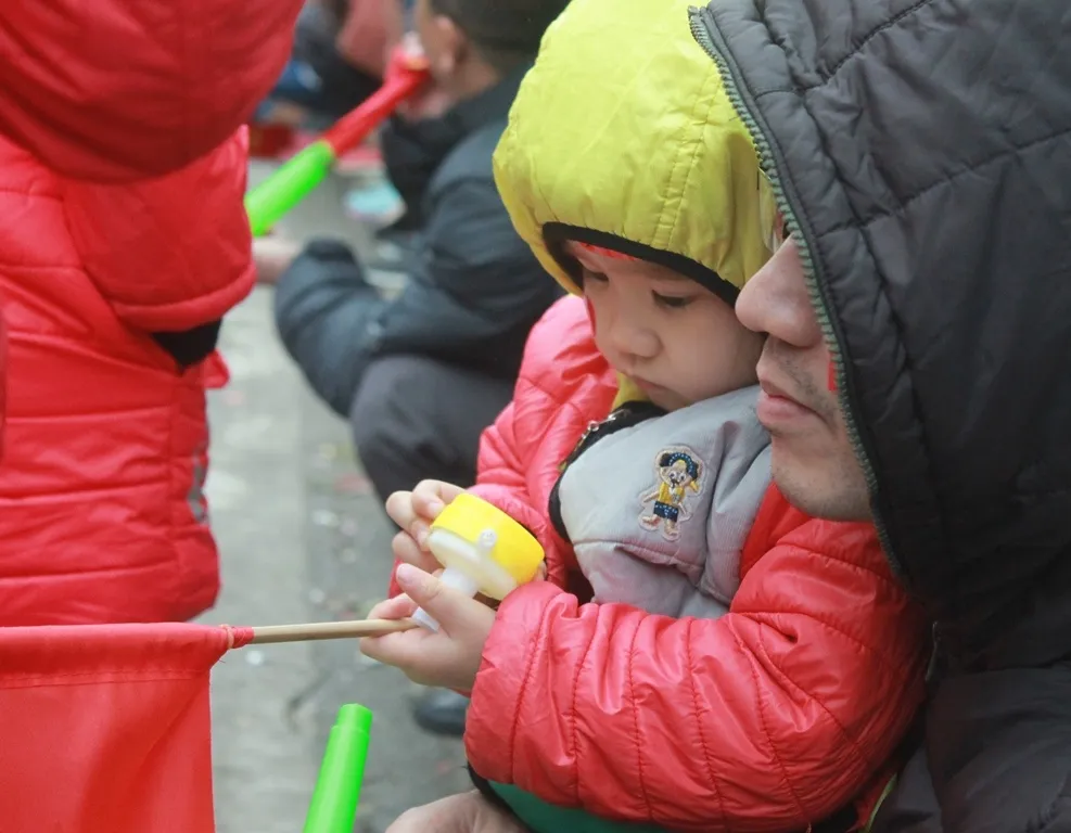 Trời lạnh, nhiều em bé quyết chờ đợi U23 Việt Nam ảnh 5