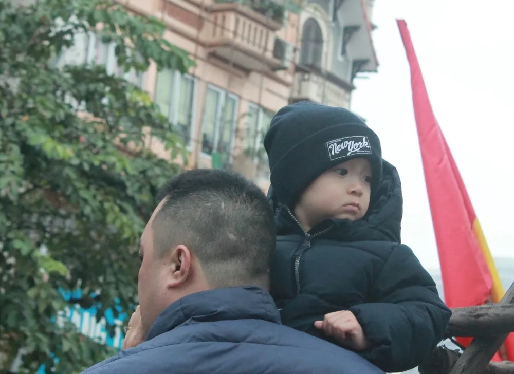 Trời lạnh, nhiều em bé quyết chờ đợi U23 Việt Nam ảnh 6