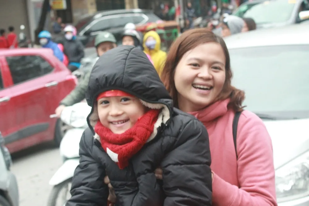 Trời lạnh, nhiều em bé quyết chờ đợi U23 Việt Nam ảnh 7