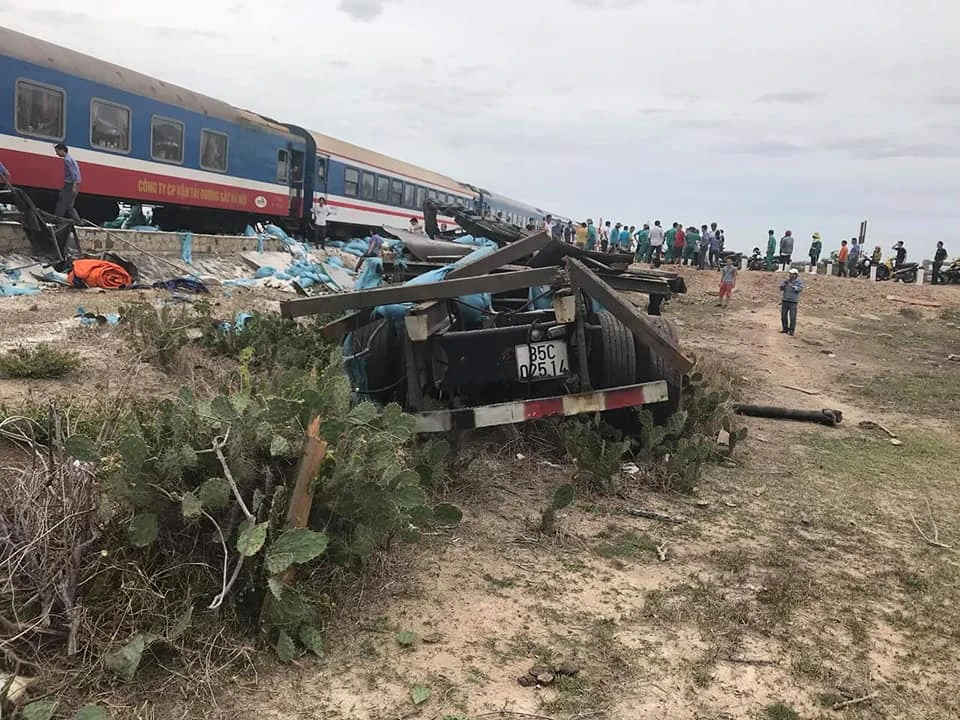 Tàu hỏa húc văng xe tải, 3 người bị thương ảnh 1