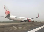 1 máy bay nổ lốp ở sân bay Nội Bài