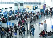 Hành khách ngồi trên máy bay phải cách nhau một ghế ảnh 2 Bộ GTVT yêu cầu hạn chế các chuyến bay từ Hà Nội và TP.HCM