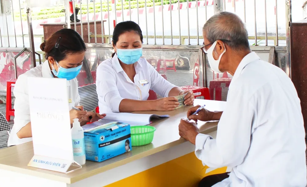 Tới đây, khu vực Nhà nước sẽ thay đổi cách tính tiền lương hưu. Ảnh: V.LONG