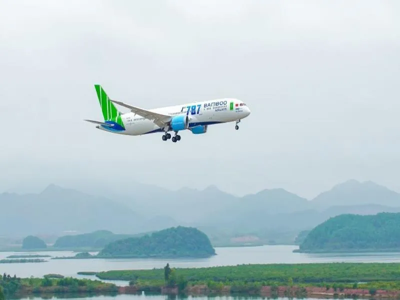 Cục Hàng không 'tuýt còi' Bamboo Airways vì bán vé vượt slot ảnh 1
