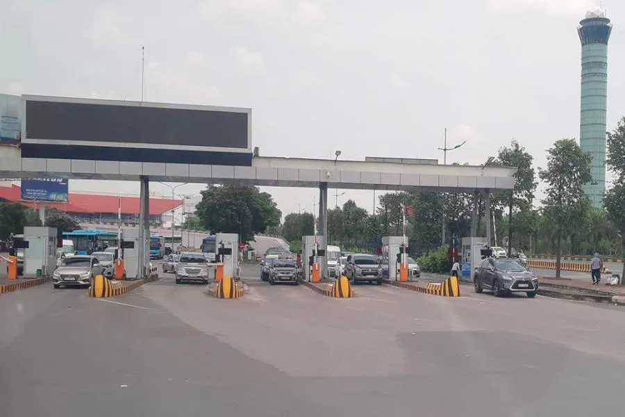 Bộ GTVT lấy ý kiến về việc thu phí xe vào sân bay ảnh 1